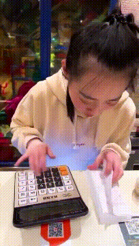 爆笑GIF图：公共场合，姑娘控制一下自己啊！