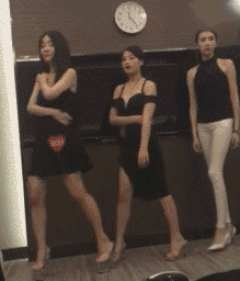 邪恶的美女动态图GIF：老姐，吃香蕉时请不要这样