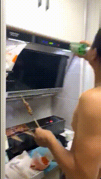 爆笑的GIF动态图片：如果不想起床上班，可以开着床去啊！