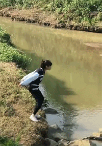 搞笑的动态图片：风骚走位，无人能比！