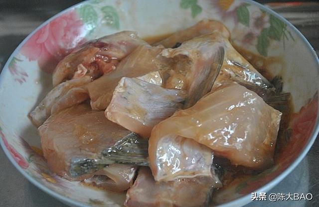 鲢鱼怎么做好吃？大厨教你把鱼鲜焖到味美，下酒下饭，营养又解馋