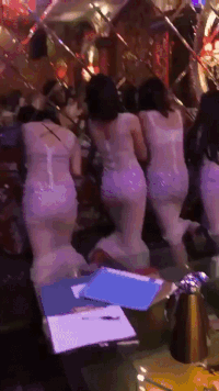 邪恶美女GIF图片：美女，你的这个技能厉害了啊！