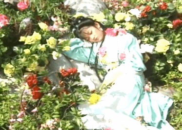 史湘云醉卧:6版《红楼梦》“湘云醉卧”，看看谁是人面桃花，谁像醉鬼睡大街