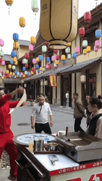 搞笑的动图GIF：这个手相不怎么好，定有牢狱之灾！