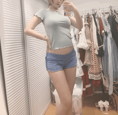 很内涵的美女GIF：妹子扭的带劲！