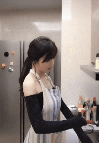 邪恶的女生GIF动图：老婆出差，小姨子天天来家给我做..