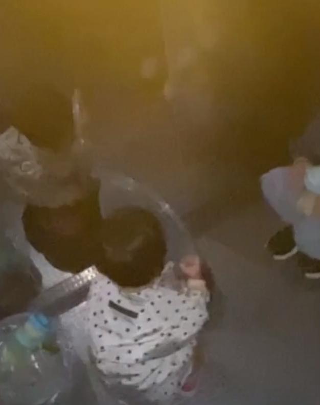 吉林一家四口被困电梯超过半小时，家长临危不乱教科书式等待救援