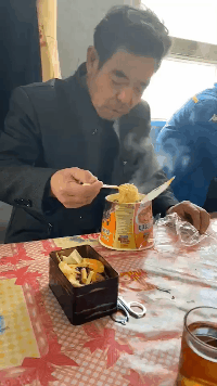 搞笑的GIF动图：终于，妹子还是对洗衣机下了手！