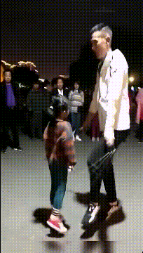 搞笑的动态图：?大哥就你这样一玩，知道多少人想生女儿吗？