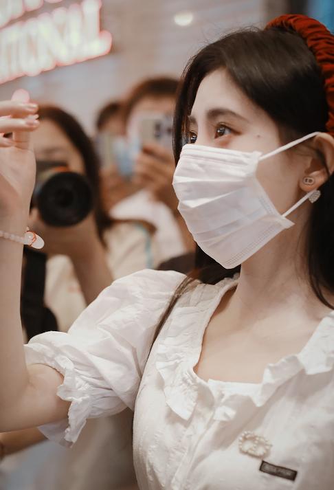 为了证明发量多,鞠婧祎又带上了"大肠发箍",看完不知该不该羡慕
