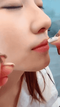 美女内涵GIF图：姑娘，这是本店的特色大碗面