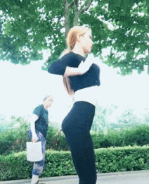 美女的邪恶动态图GIF：后面老奶奶还在轻微的模仿呢