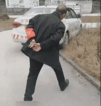 爆笑的动图GIF：年纪轻轻吃蟹技能就点满了