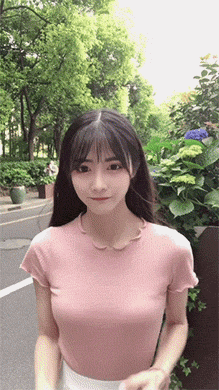 性感迷人的美女动态图：女生有一双大长腿，走起路来都那么迷人