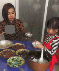 爆笑GIF动态图:这个妹子怎么了,受什么刺激了?