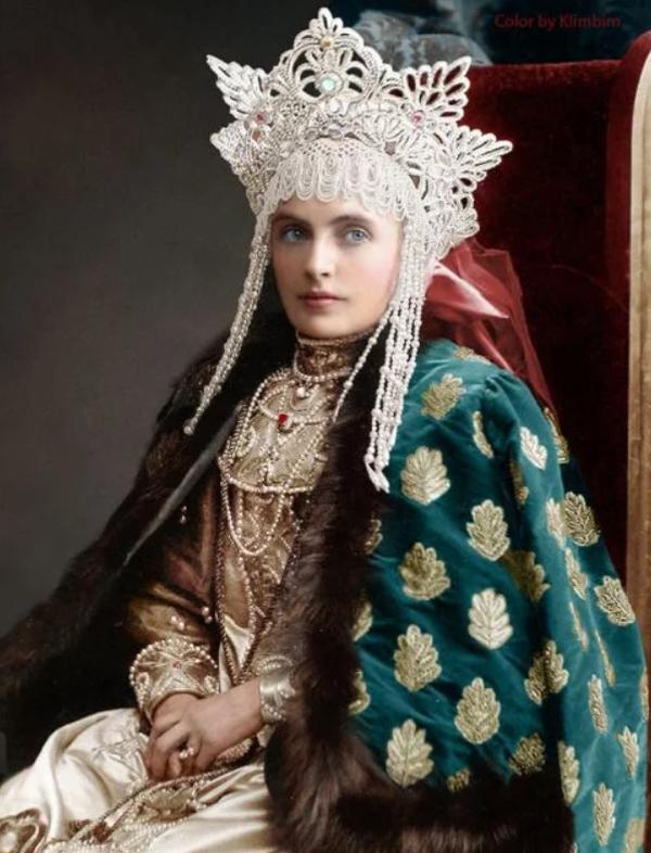身着17世纪贵族女子装束的季娜伊达·尼古拉耶芙娜·尤苏波娃公主
