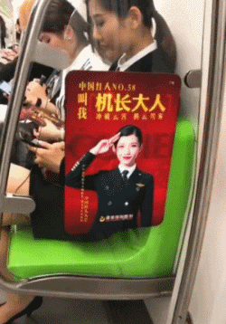 大胸美女的邪恶动态图：总感觉这个衣服买大了
