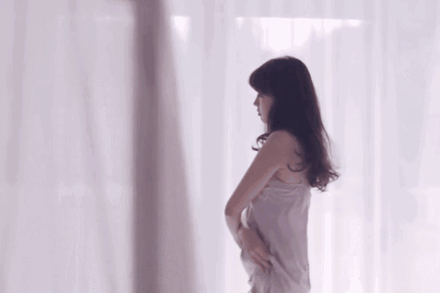 邪恶美女的GIF动态图图片：我劝你善良，衣服再低点