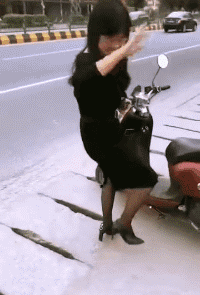 搞笑的动图GIF：小姐姐，你这牙齿居然能自由装卸