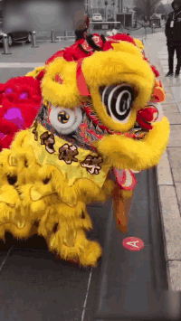 搞笑的动图GIF图片：真正的蛇皮走位原来可以这么秀