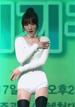 美女的内涵GIF图：这条裙子的质量可真差！