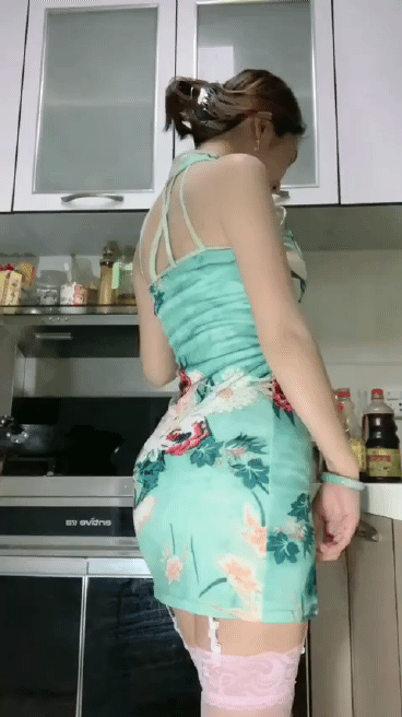 邪恶妹子图动态：今天这风，有点过分了哦！