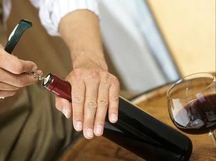 如何开启红酒木塞，红酒知识丨如何轻松打开葡萄酒