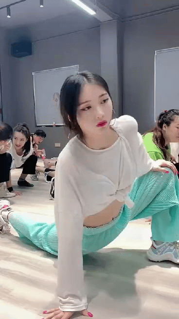 有点邪恶的美女动图：妹子，这是在面壁思过吗？