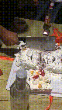 搞笑GIF动态图片：劝你还是换个地锻炼吧，不然啥身体也禁不起摔啊！
