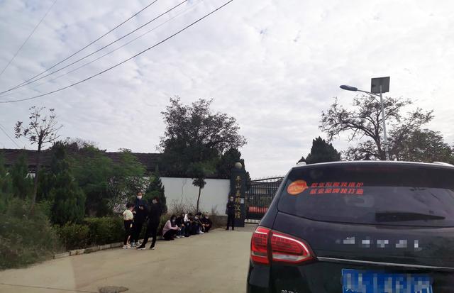 河北平山通勤车倾覆致14死，最后一名失联者曾尝试游上岸；遇难者家属想不通：涨水了为何还要过桥？