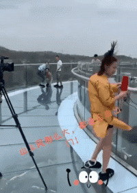 美女邪恶动态图图片：天是好天，就是风不太正经！