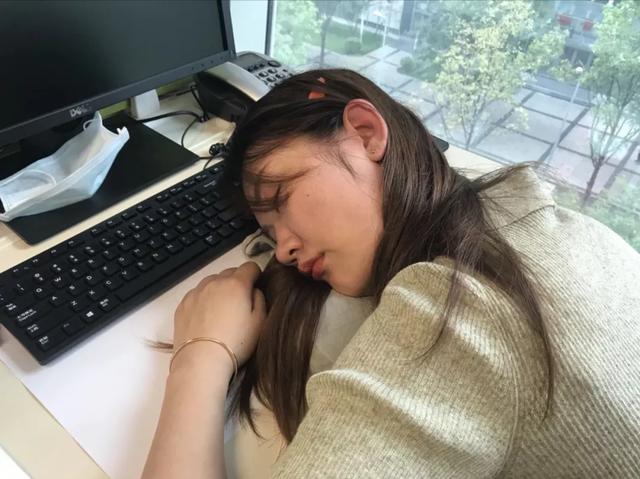 每天午睡一会，对降低痴呆、保护心脏都有好处，但前提是别睡错了