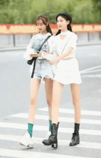内涵的美女GIF图：你。。。可爱至极！