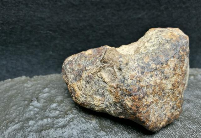 为何陨石坑里没陨石？每年那么多陨石落入地球，被谁“拿走了”？