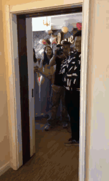 搞笑的GIF趣图：隔壁小孩馋哭了！
