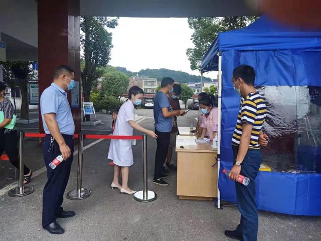 岳阳县张谷英镇“三码联查”筑牢疫情防线