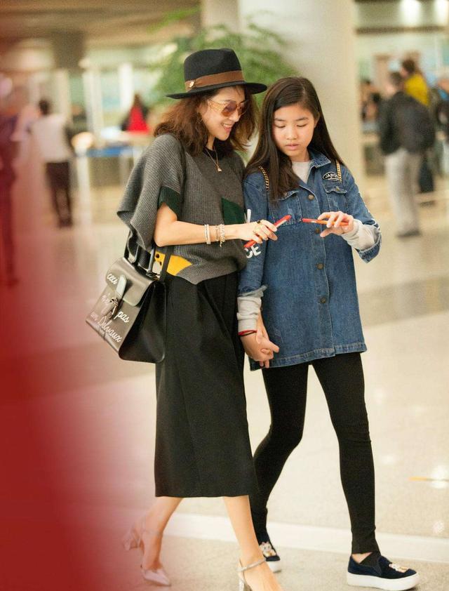 放弃撒贝宁又如何，嫁皮裤汪抚养继女，章子怡照样活成人生赢家