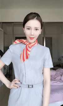 青春美丽的美女GIF图片：小美女你怎么这么多制服呢？