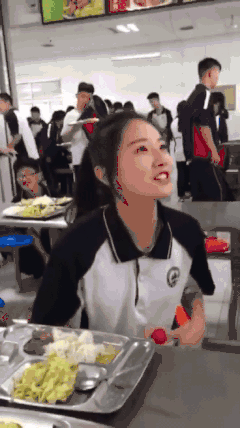 性感美女的邪恶GIF：现在的中学生化妆都这么6了吗？