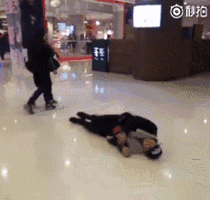 爆笑的动图GIF：你的男朋友正在痴痴地看着你