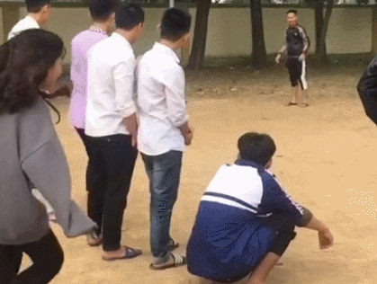 爆笑的动图图片：一只会洗衣服的二哈，有要的没
