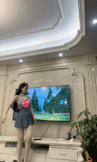 内涵GIF图片：熊二都看呆了，美女这操作真溜