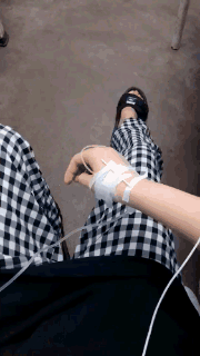 诱惑的美女GIF动图：妹子送香吻来了！
