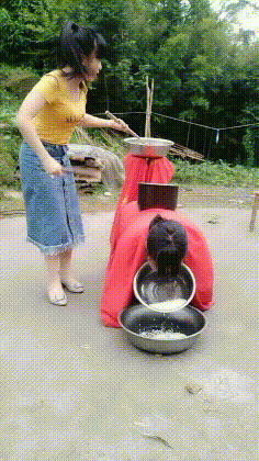 搞笑的GIF动图：隔着屏幕我都能感受到姑娘你的吃力