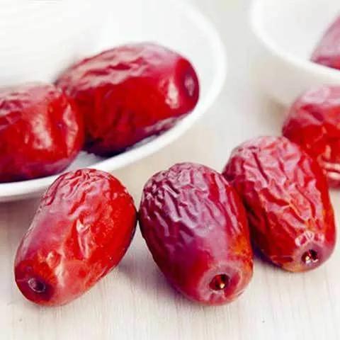 小雪后女人要多吃“3红3黑”，少吃2样，营养充足增强抵抗力