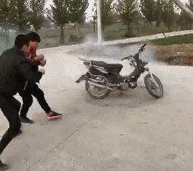 爆笑的动图GIF：你的摩托车加的是白酒吧