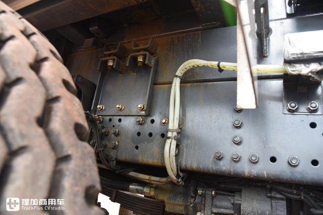 拉砂石料自卸车