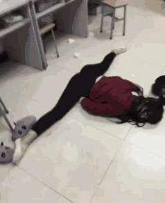 美女内涵动态图：两个舌头的妹子，想想都性福