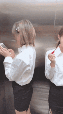 性感美女的动态图：进了这电梯让我觉得很慌