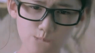 邪恶美女的动态图片：这是受了多大委屈，表情好伤心呀！